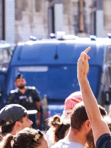 MANIFESTATION CONTRE LA LOI SUR LA "PRÉSOMPTION DE LÉGITIME DÉFENSE DES FORCES DE L'ORDRE". Marseille, le 20/09/26.